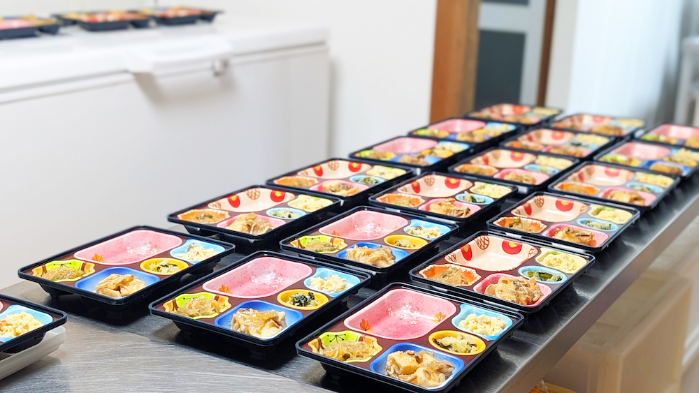 お弁当を届けるライフデリのスタッフ